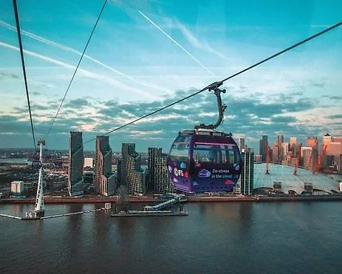 Unique 2-Bedroom Accommodation With River Views! London Apartment