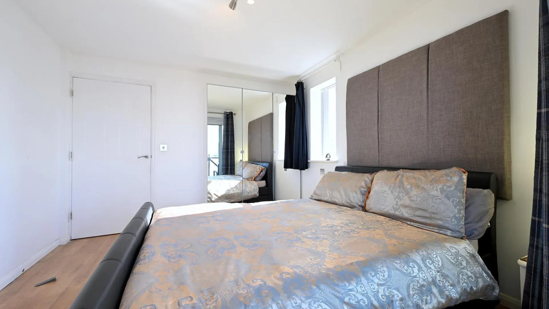 Unique 2-Bedroom Accommodation With River Views! London Apartment