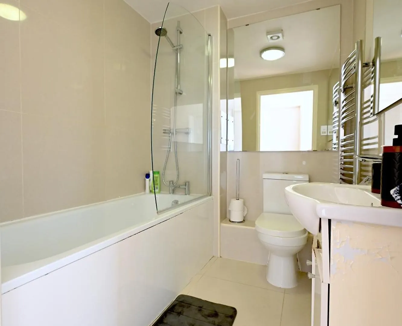 Apartment Unique 2-Bedroom Accommodation With River Views! London
