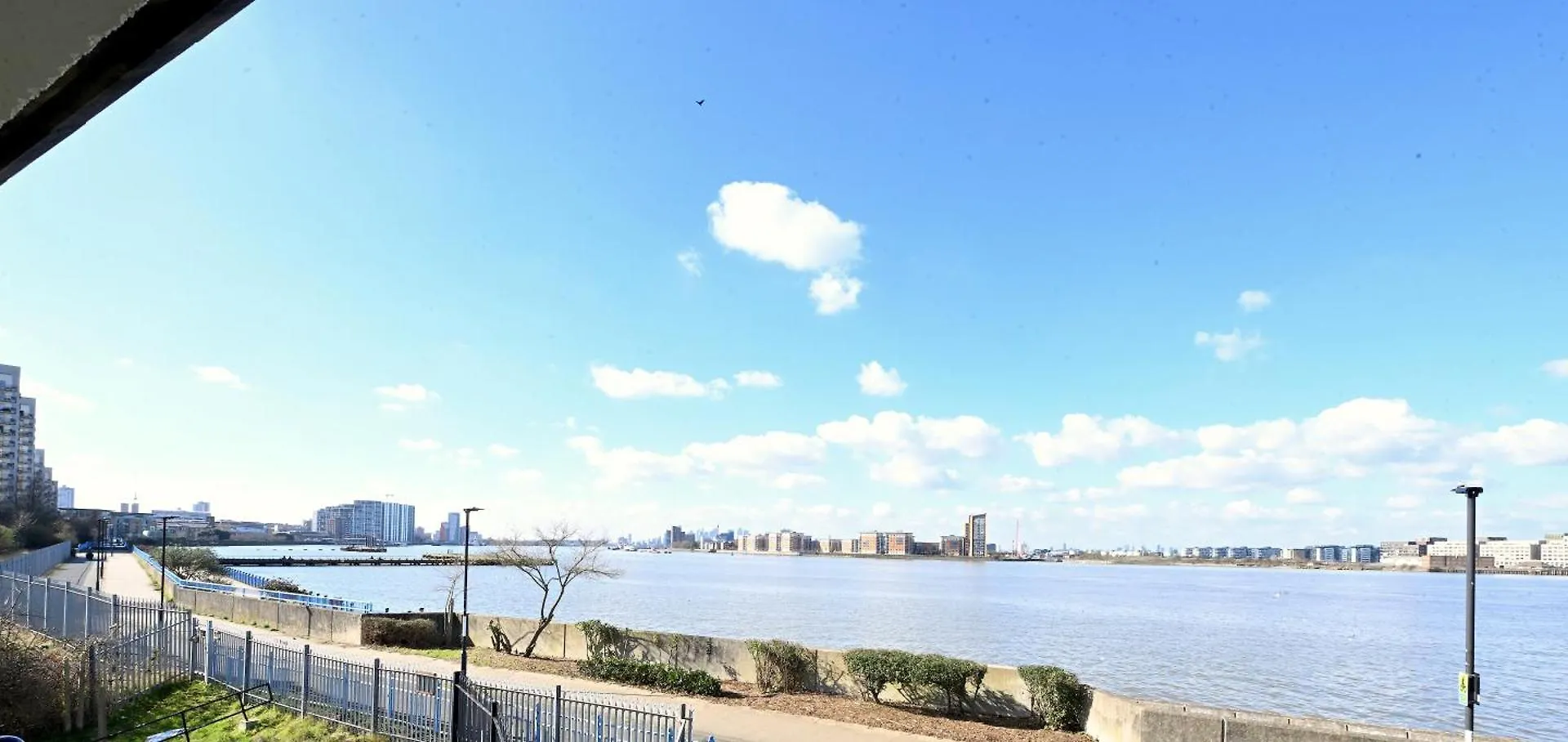 Unique 2-Bedroom Accommodation With River Views! London Apartment