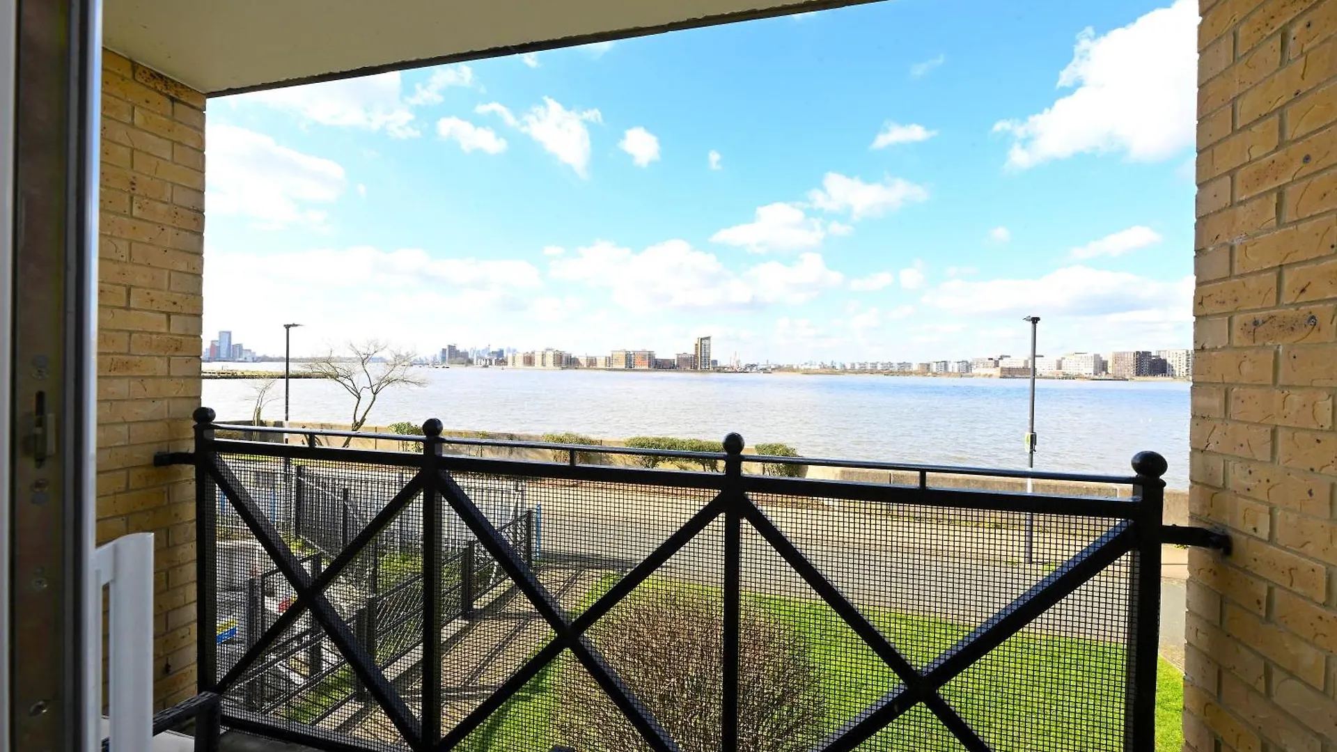 Unique 2-Bedroom Accommodation With River Views! لندن 0*,  المملكة المتحدة